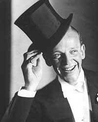 Fred Astaire se quita el sombreo para saludar a su público